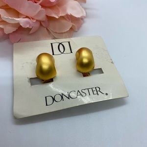 Vintage NWT Doncaster Boutique Gold Tone Clip Earrings